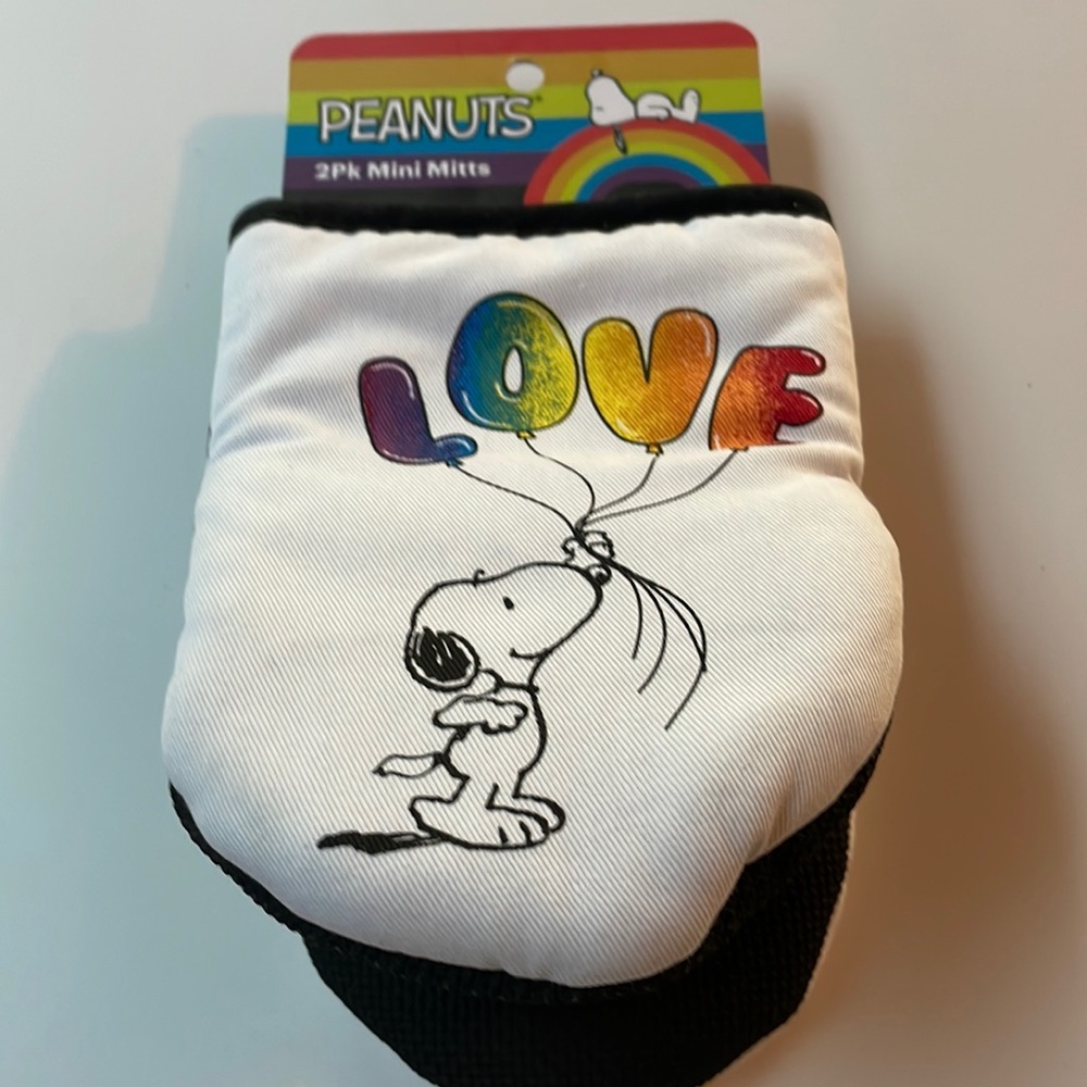 2 pack Snoopy rainbow mitts